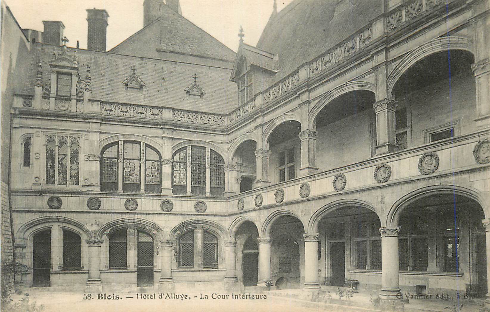 CPA Blois hotel d alluye la cour interieure