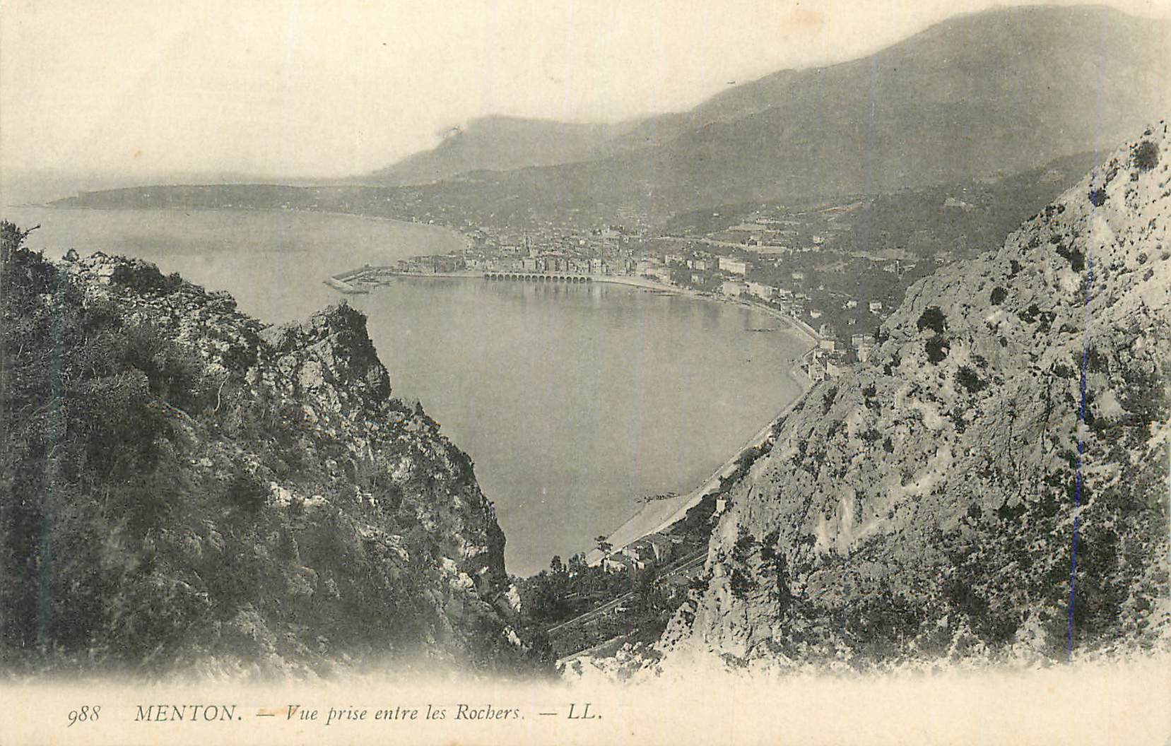 CPA Menton vue prise entre les rochers