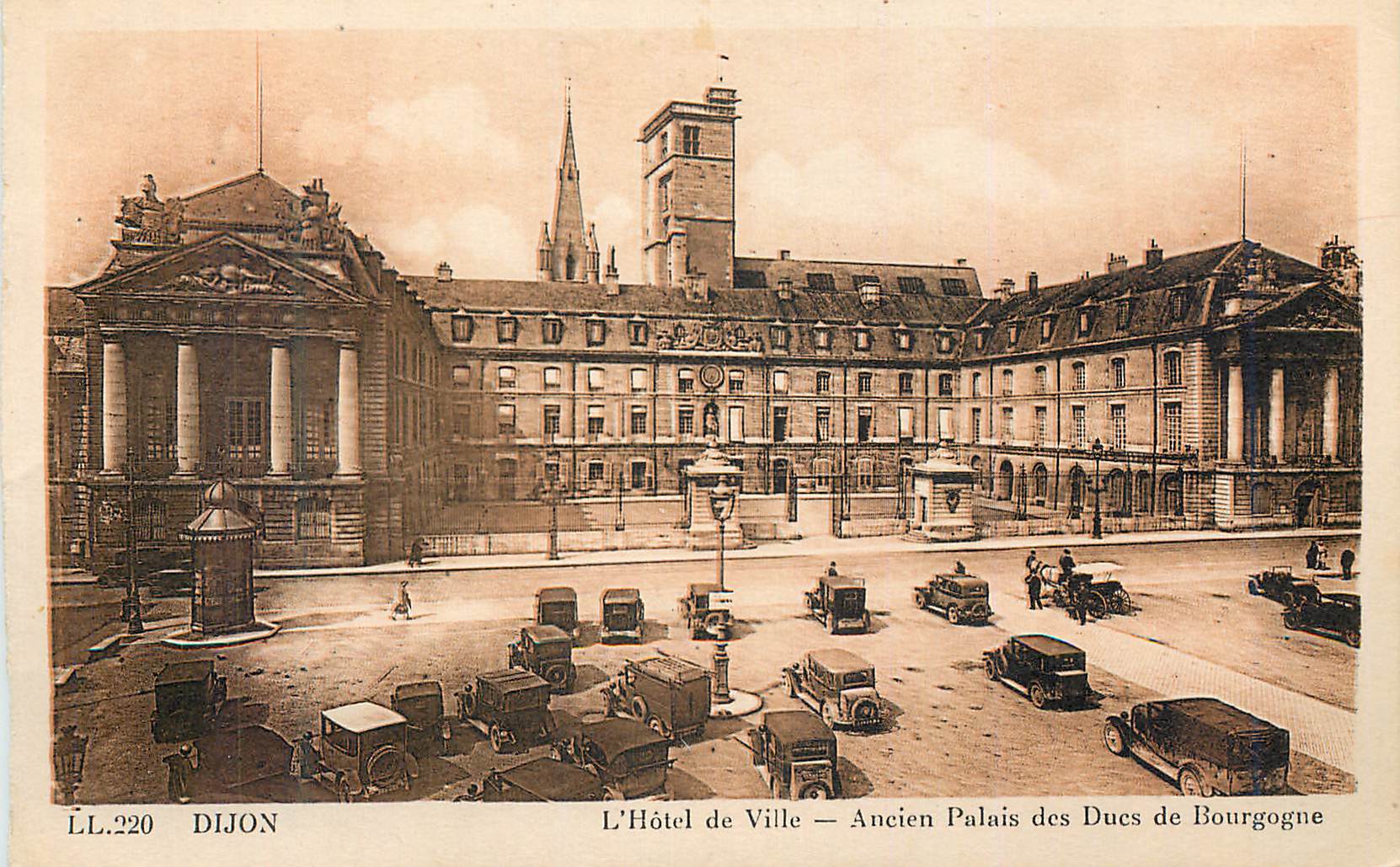 CPA Dijon l hotel de ville ancien palais des ducs de bourgogne Automobile