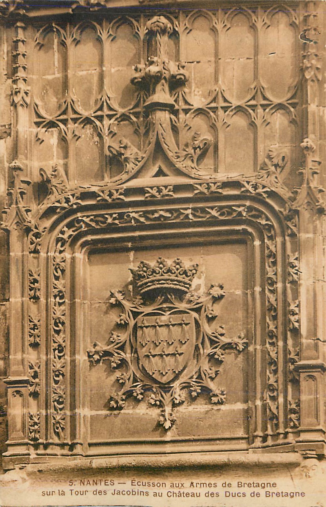 CPA Nantes ecusson aux armes de bretagne sur la tour des jacobins au chateau des ducs de bretagne