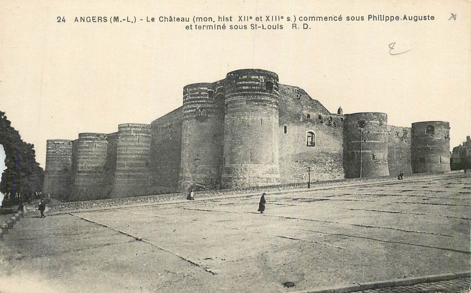 CPA Angers (m l) le chateau (mon hist xii et xiii s) commence sous philippe auguste