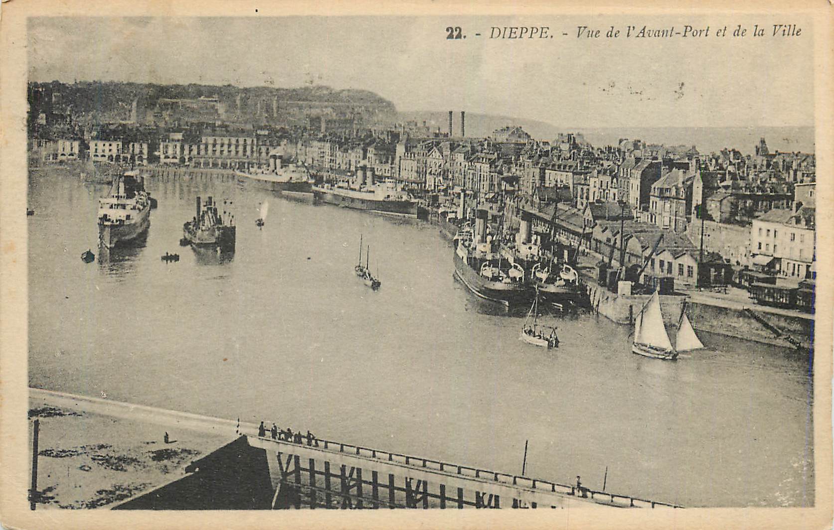 CPA Dieppe vue de l avant port et de la ville Bateaux
