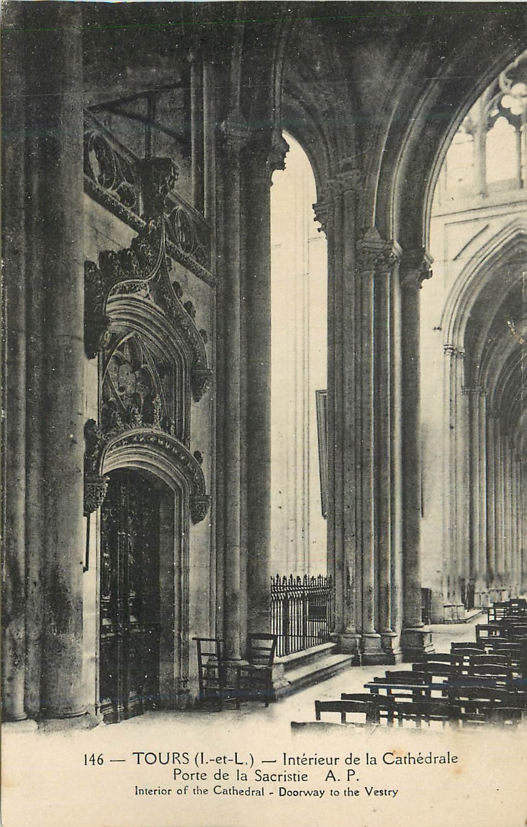 CPA Tours (i et l) interieur de la cathedrale porte de la sacristie