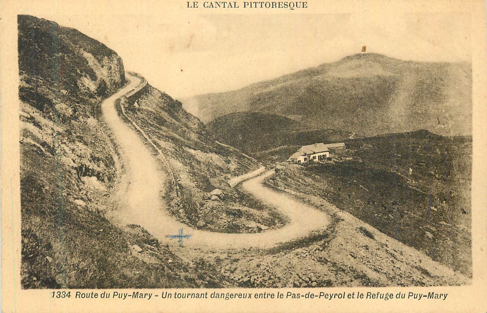 CPA Le cantal pittoresque 1334 route du puy mary un tournant dangereux entre le pas de peyrol et le refuge du puy mary