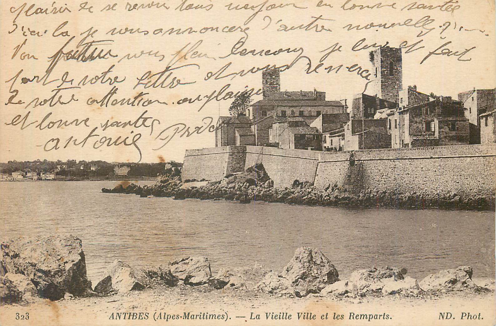 CPA Antibes (alpes maritimes) la vieille ville et les remparts