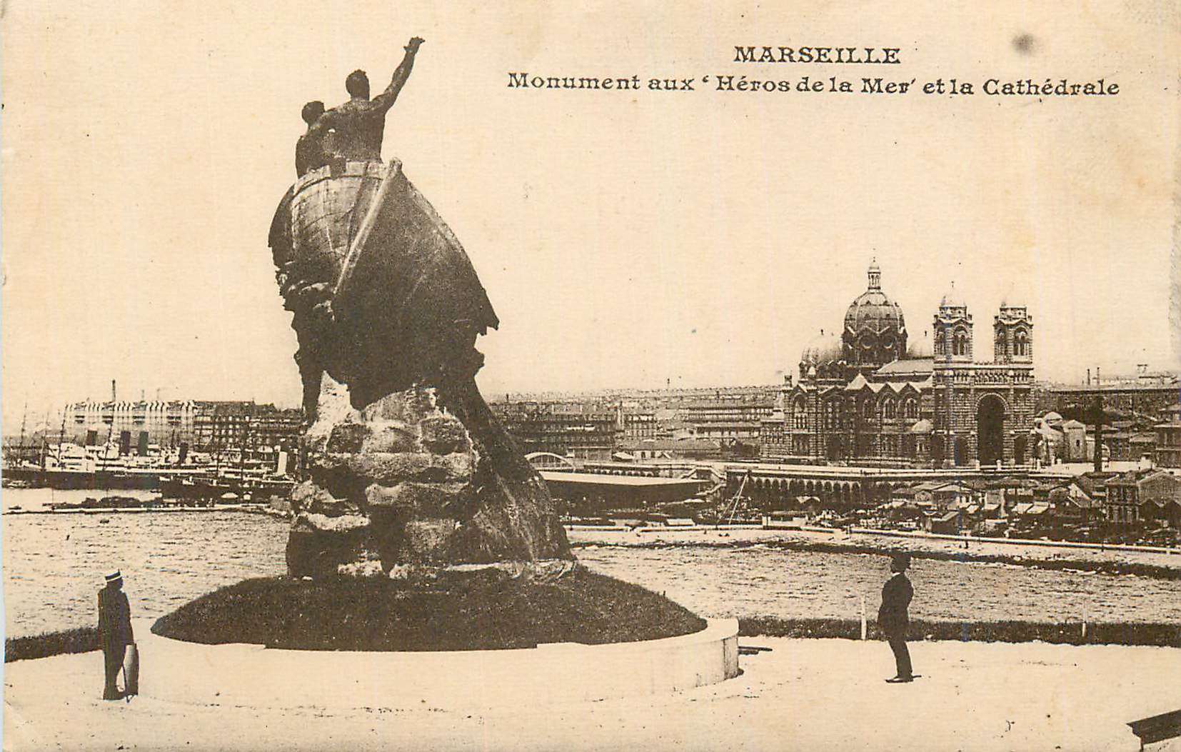 CPA Marseille monument aux heros de la mer et la cathedrale