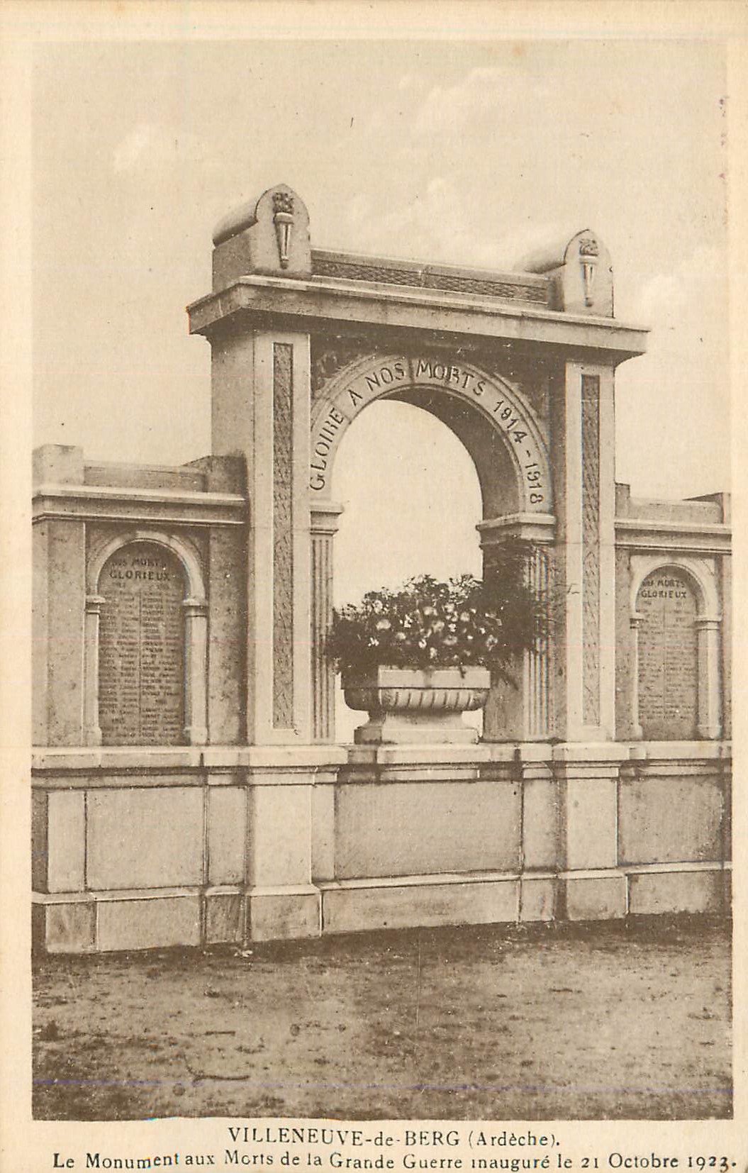 CPA Villeneuve de berg (ardeche) le monument aux morts de la grande guerre maugre le 21 octobre 1923