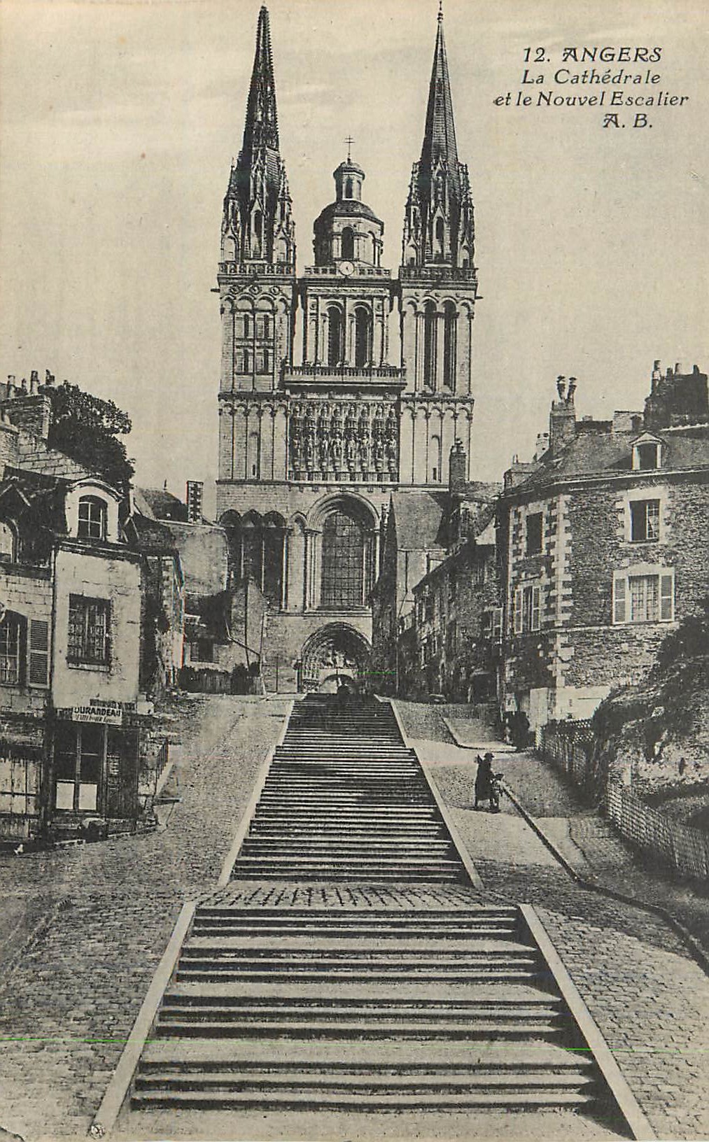 CPA Angers la cathedrale et le nouvel escalier