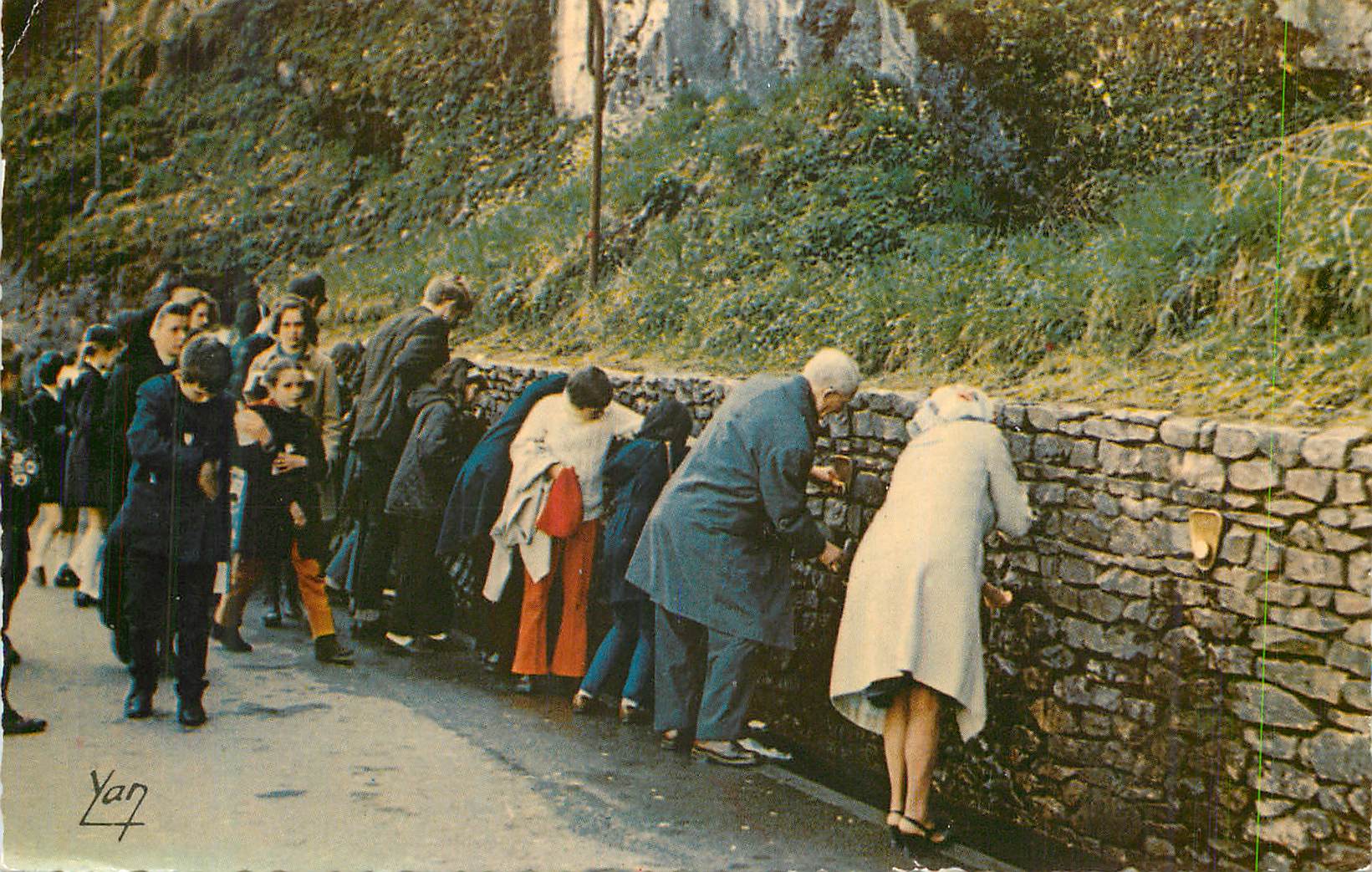 CPM Lourdes les fontaines a l eau miraculeuse
