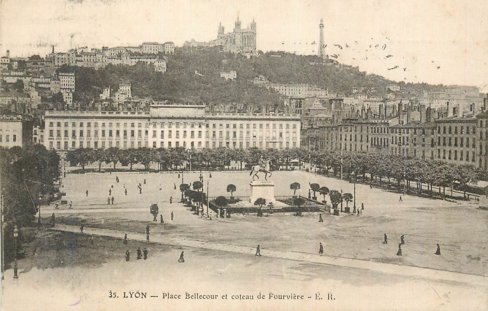 CPA Lyon place bellecour et coteau de fourviere