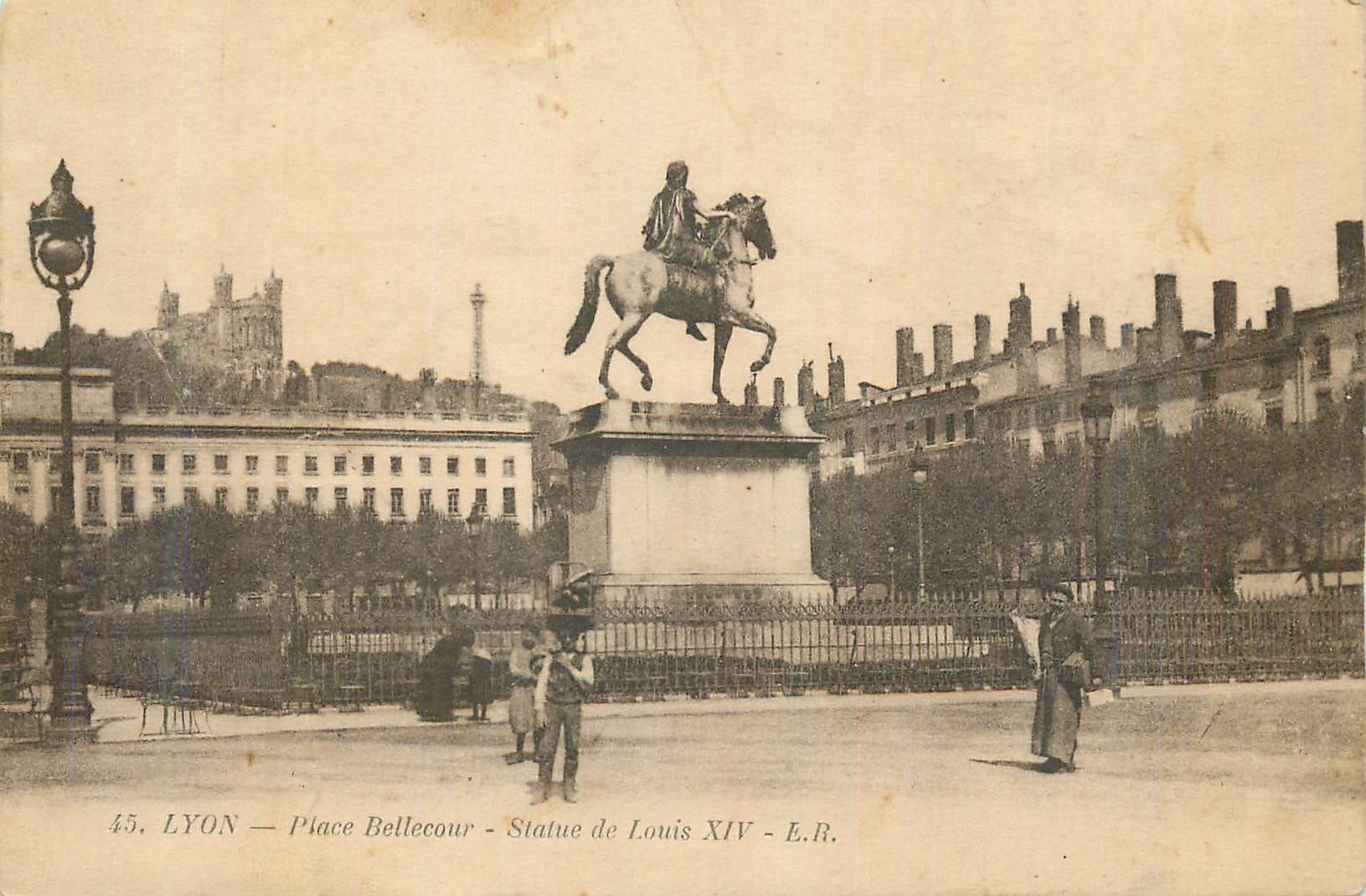 CPA Lyon place bellecour statue de louis xiv