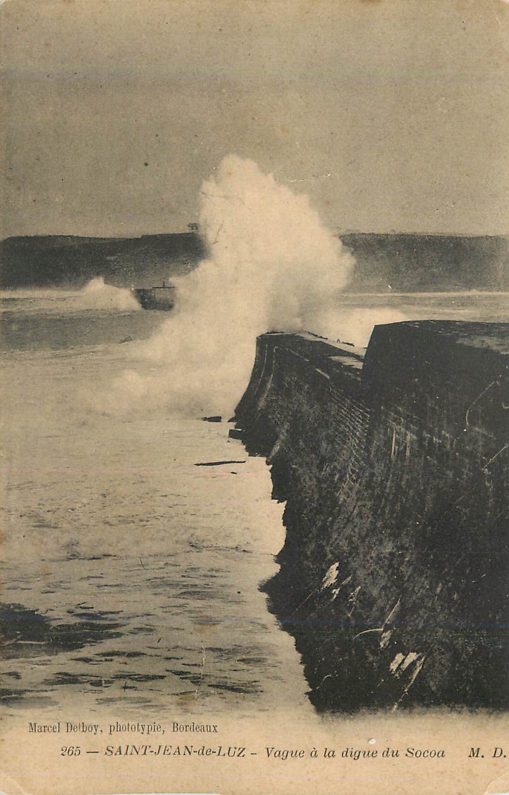 Saint-Jean-de-Luz — Vague à la digue du Socoa — Marcel Delboy, phototypie, Bordeaux, n° 265