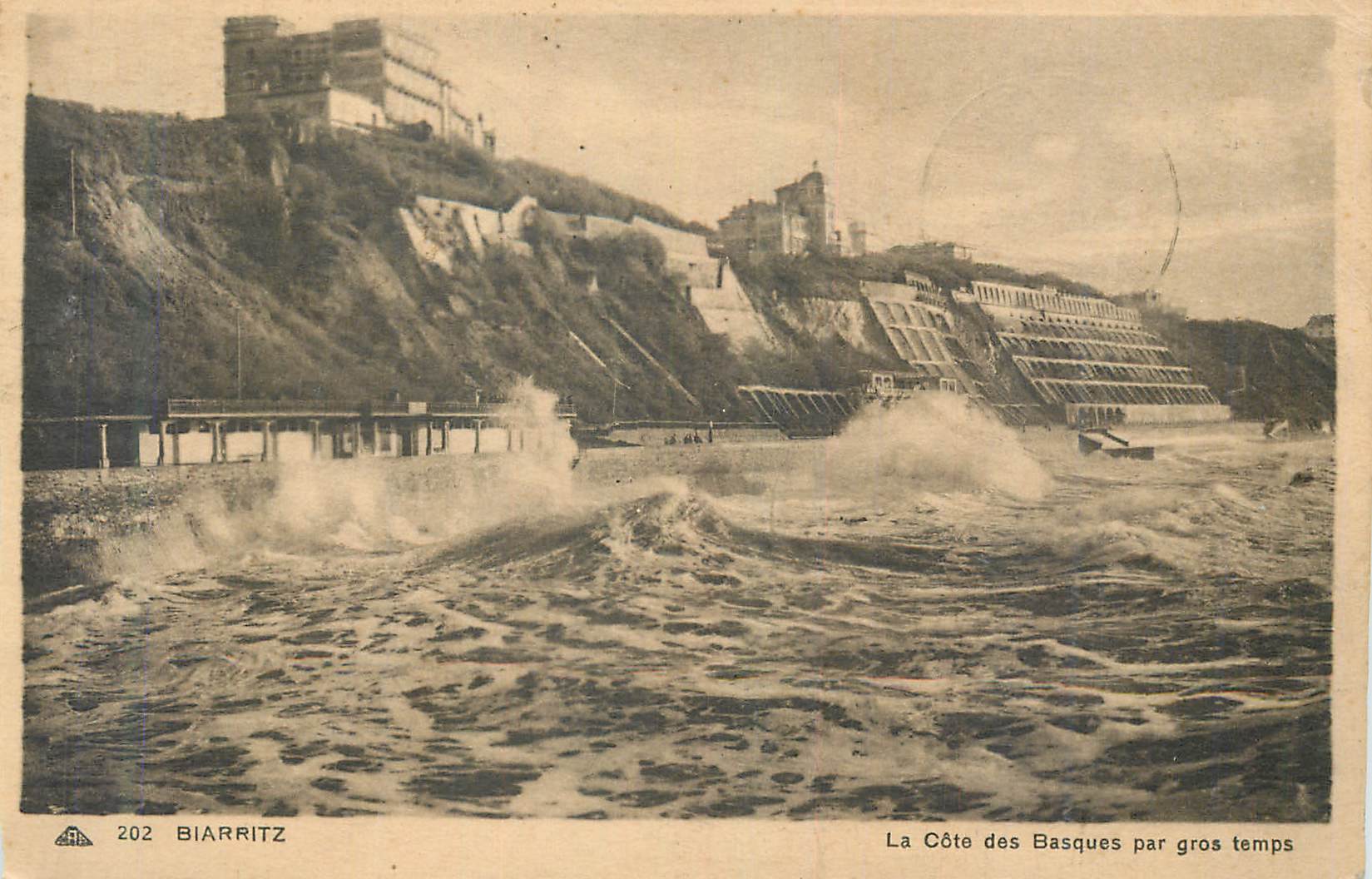 CPA Biarritz la cote des basques par gros temps