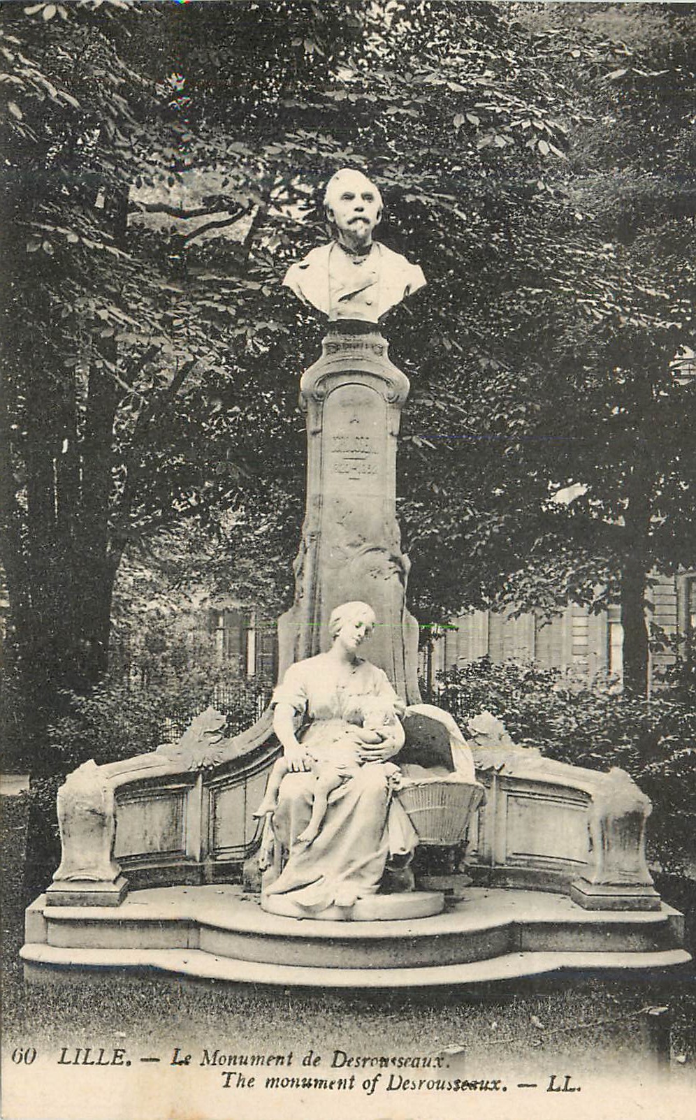 CPA Lille le monument de desrousseux