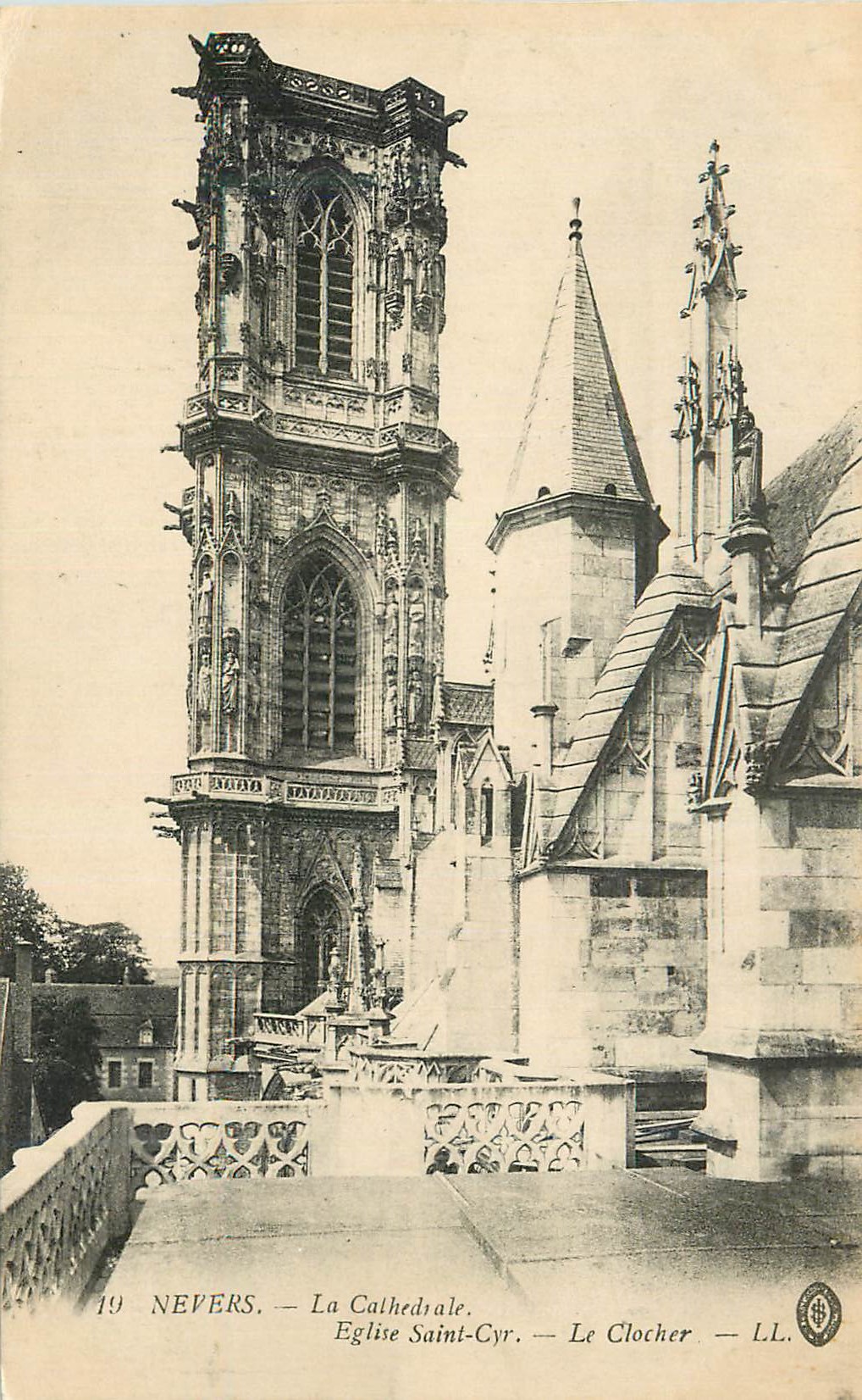 CPA Nevers la cathedrale eglise saint cyr le clocher