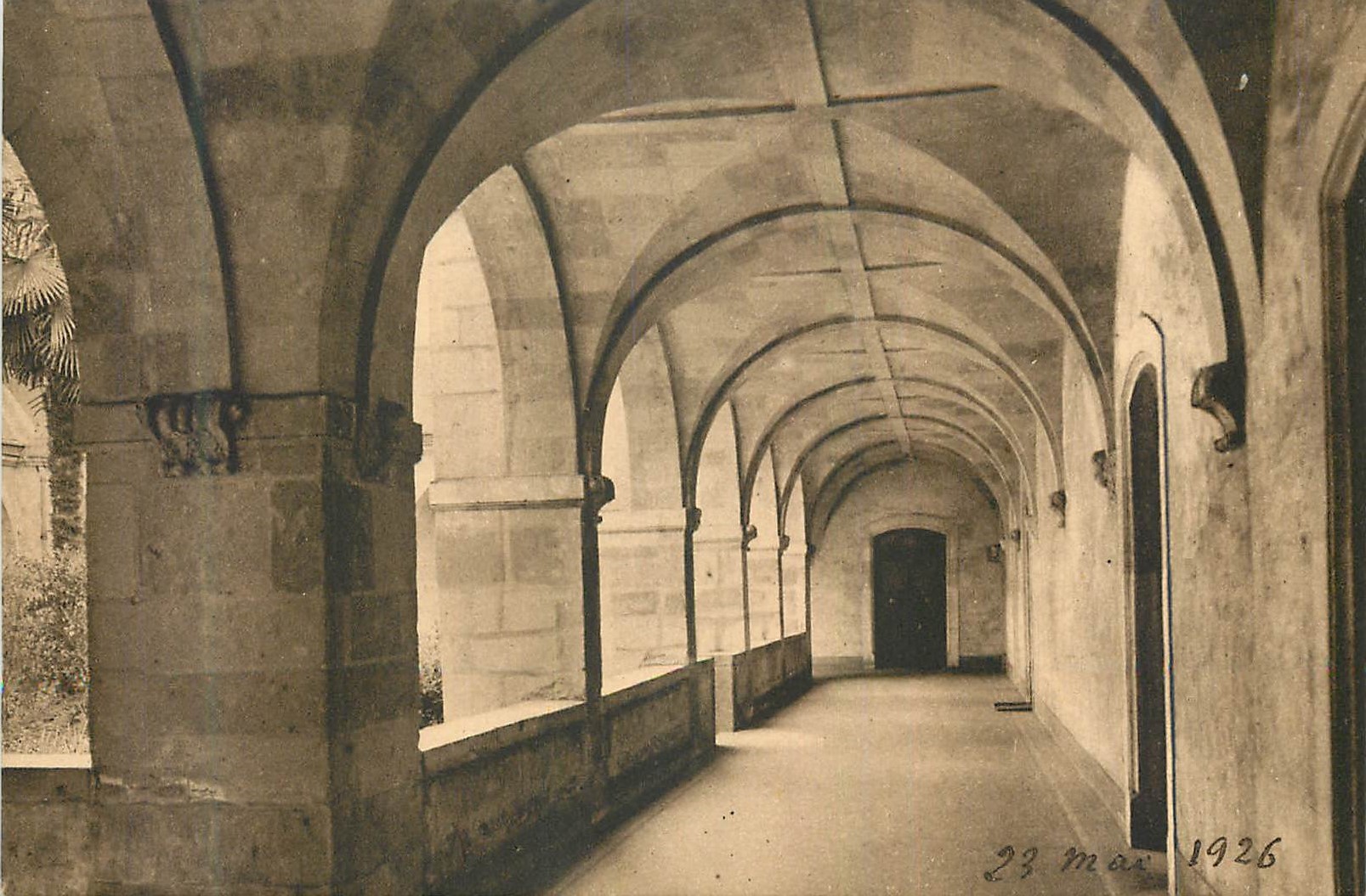 Couloir couvert à arcades — éditeur et n° de série non lisibles