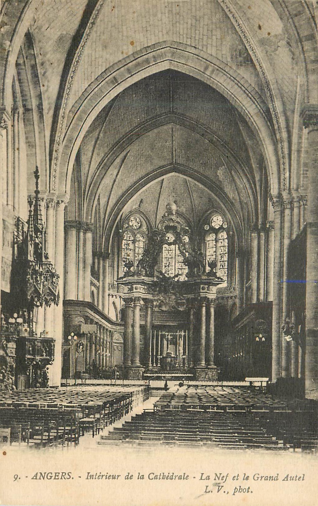 CPA Angers interieur de la cathedrale la nef et le grand autel