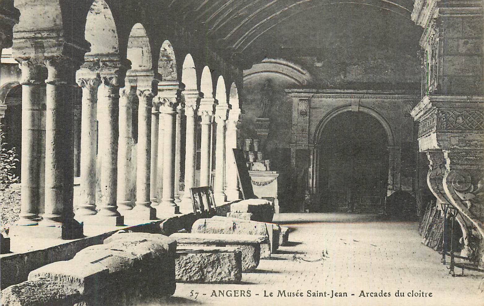 CPA Angers le musee saint jean arcades du cloitre