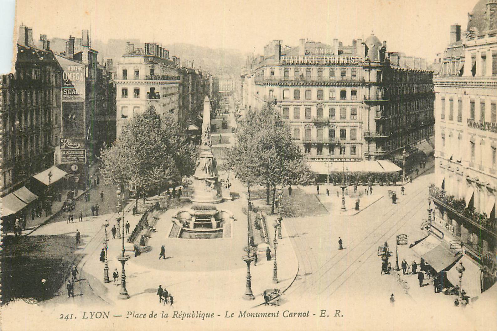 CPA Lyon place de la republique le monument carnot