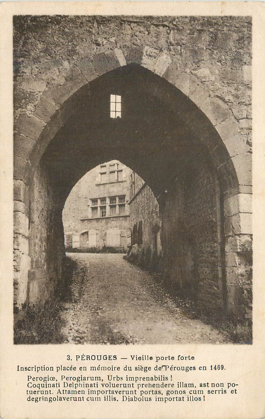 Pérouges — Alte starke Tür — Inschrift zur Erinnerung an den Belagerung von 1469