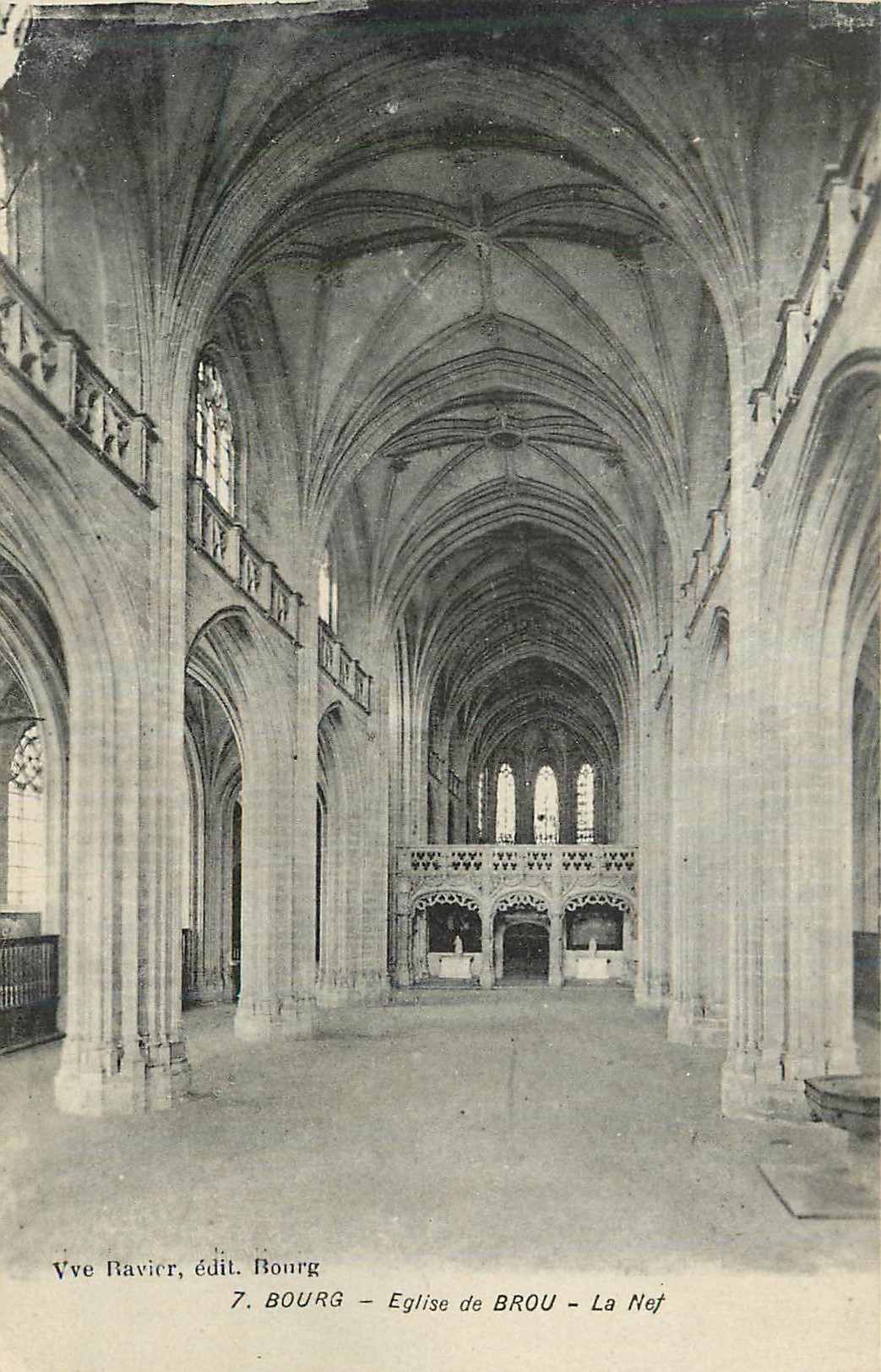 CPA 7 bourg eglise de brou la nef