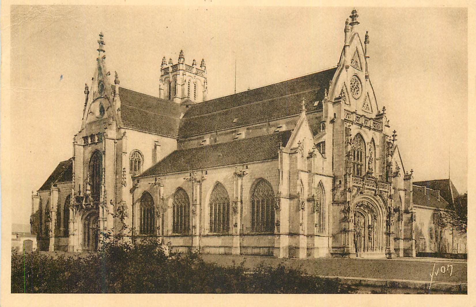 CPA Bourg (ain) eglise de brou vue ensemble