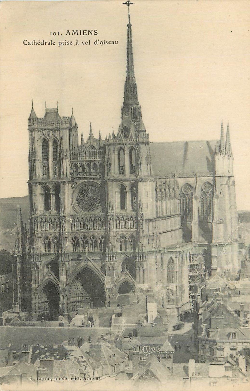 CPA 101 amiens cathedrale prise a vol d oiseau