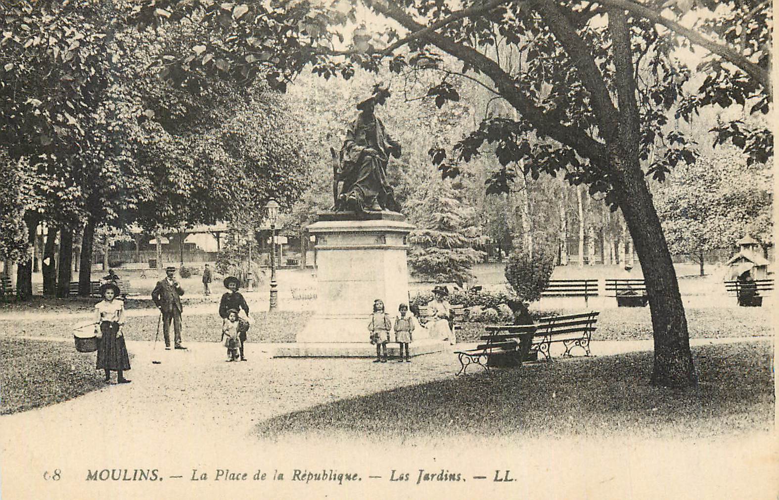 Moulins — La Place de la République — Les Jardins — LL.