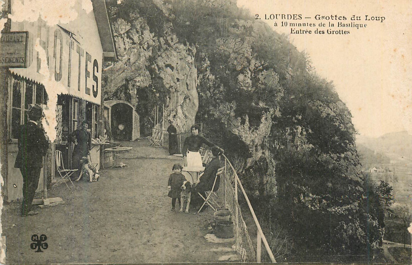 CPA 2 lourdes grottes du loup a 10 minutes de la basilique entree des grottes