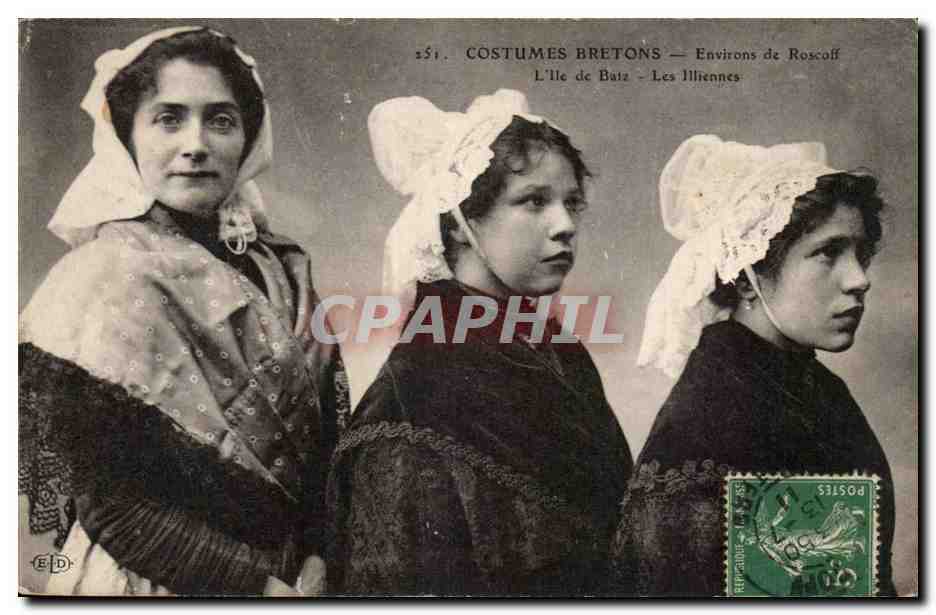 CPA Costumes Folklore Costumes bretons Environs de Roscoff L'ile de Batz Les Illiennes