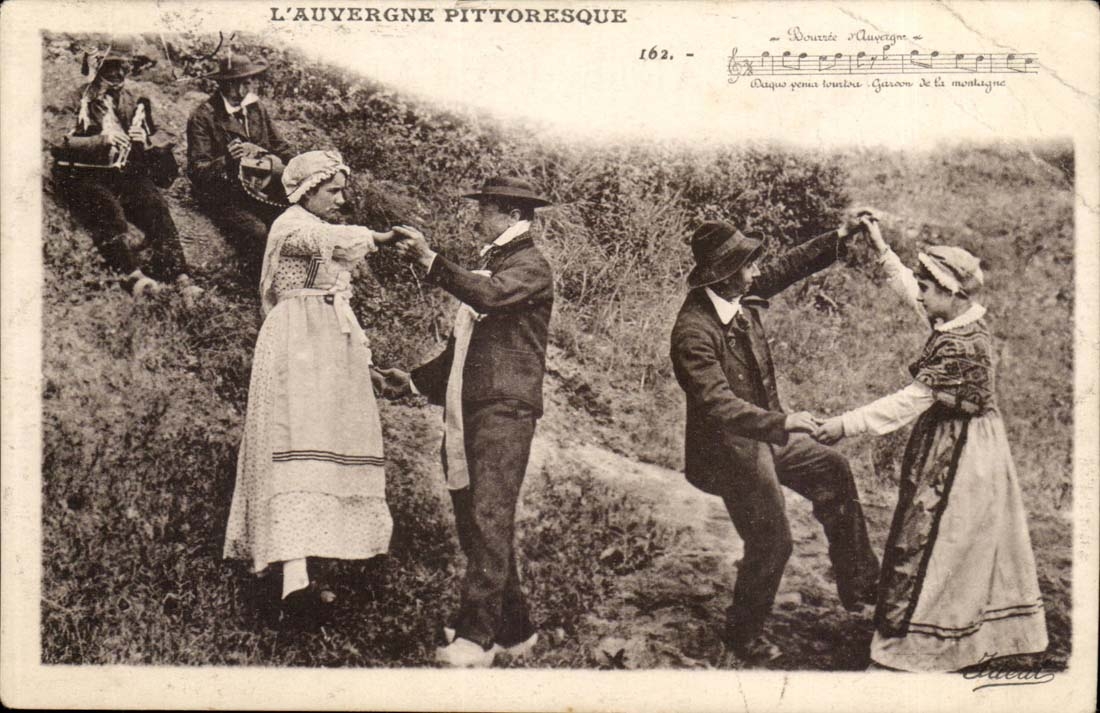 CPA Folklore Costume L'Auvergne pittoresque
