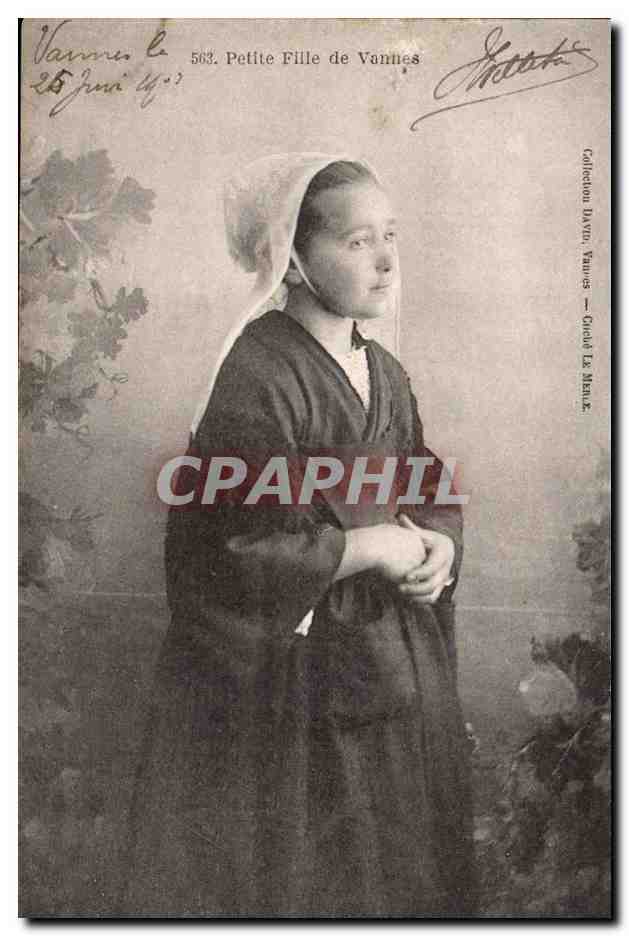 CPA Costume Folklore Petite fille de Vannes