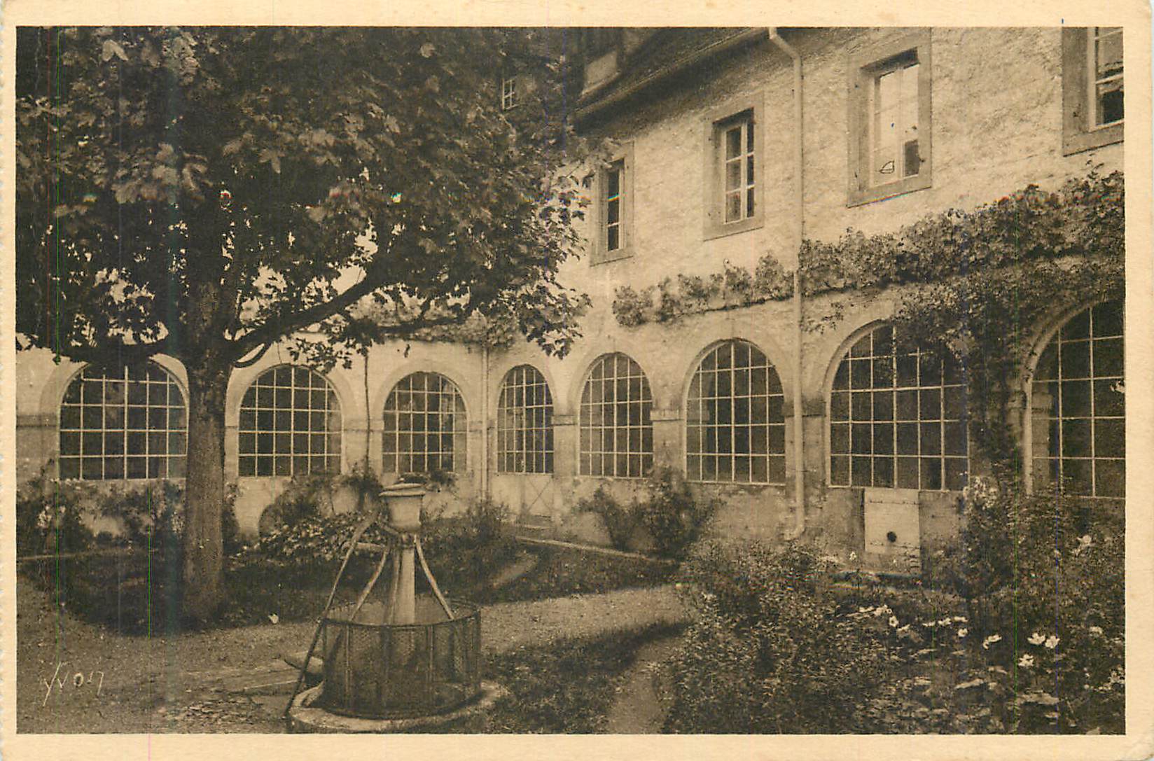 Jardin intérieur avec puits — éditeur non identifié, n° de série non lisible