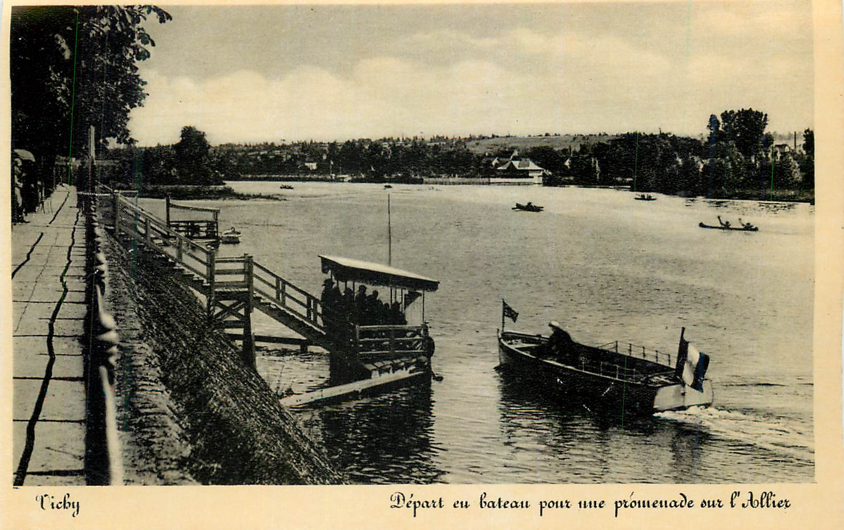 CPA Vichy Depart en Bateau pour une Promenade sur l'Allier