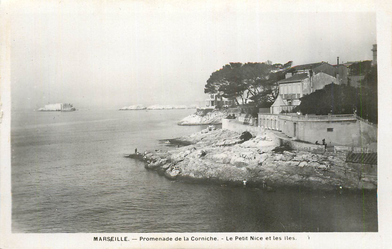CPM Marseille Promenade de la Corniche Le Petit Nice et les Iles