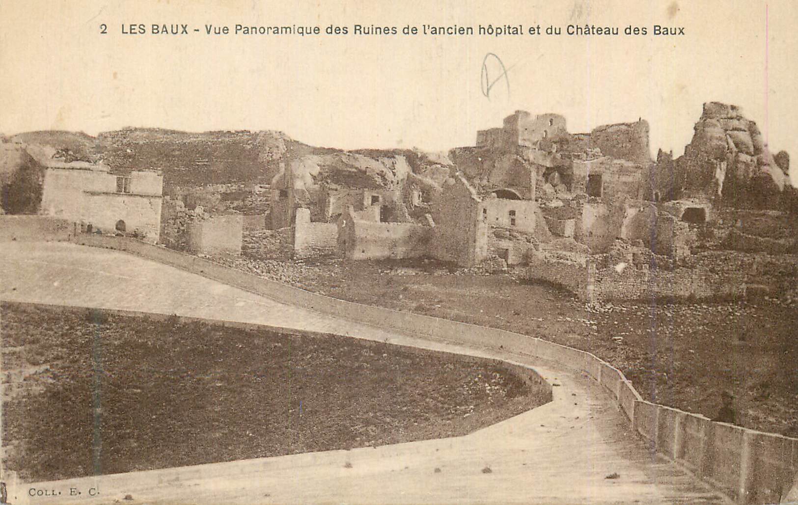 Les Baux - Vue panoramique des ruines de l'ancien hôpital et du château des Baux