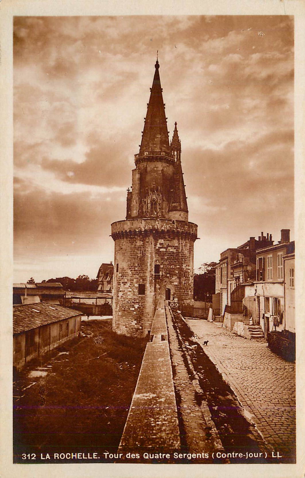 La Rochelle. Tour des Quatre Sergents (Contre-jour) — LL, n° 312