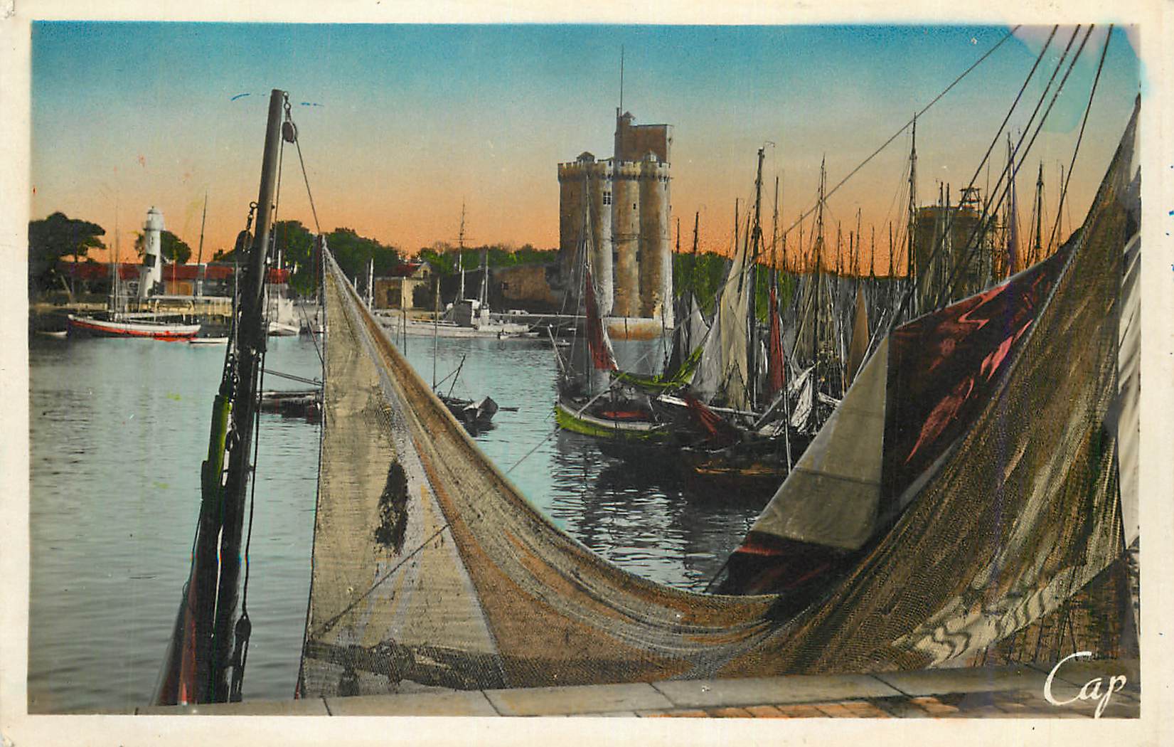 La Tour de la Garoupe — port de pêche au coucher du soleil — Cap