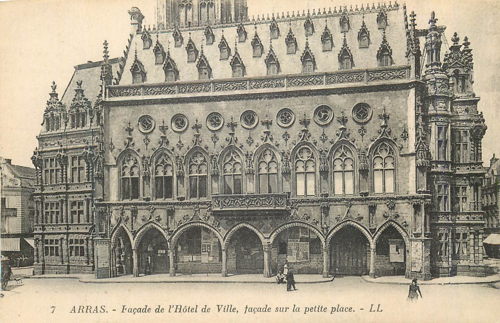 Arras - Façade de l'Hôtel de Ville, façade sur la petite place - LL