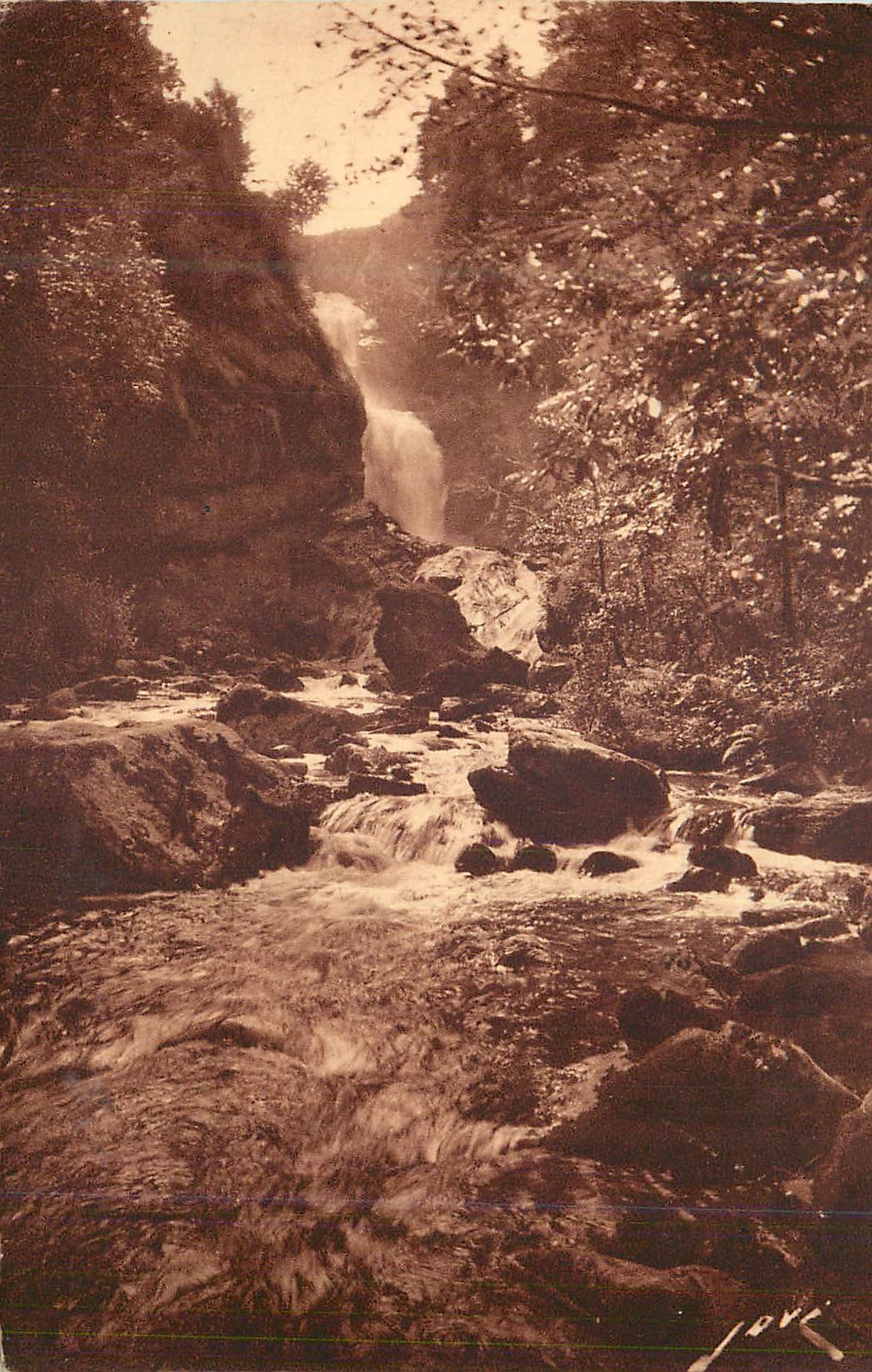 Chute d'eau dans un canyon forestier — Jové