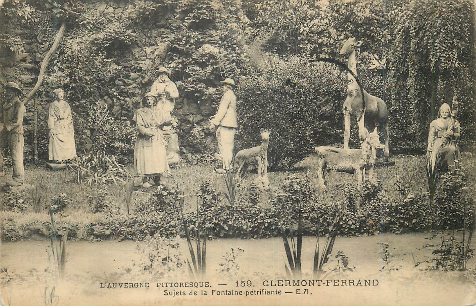 CPA Clermont Ferrand L'Auvergne Pittoresque Sujets de la Fontaine Petrifiante Giraffe Cherve