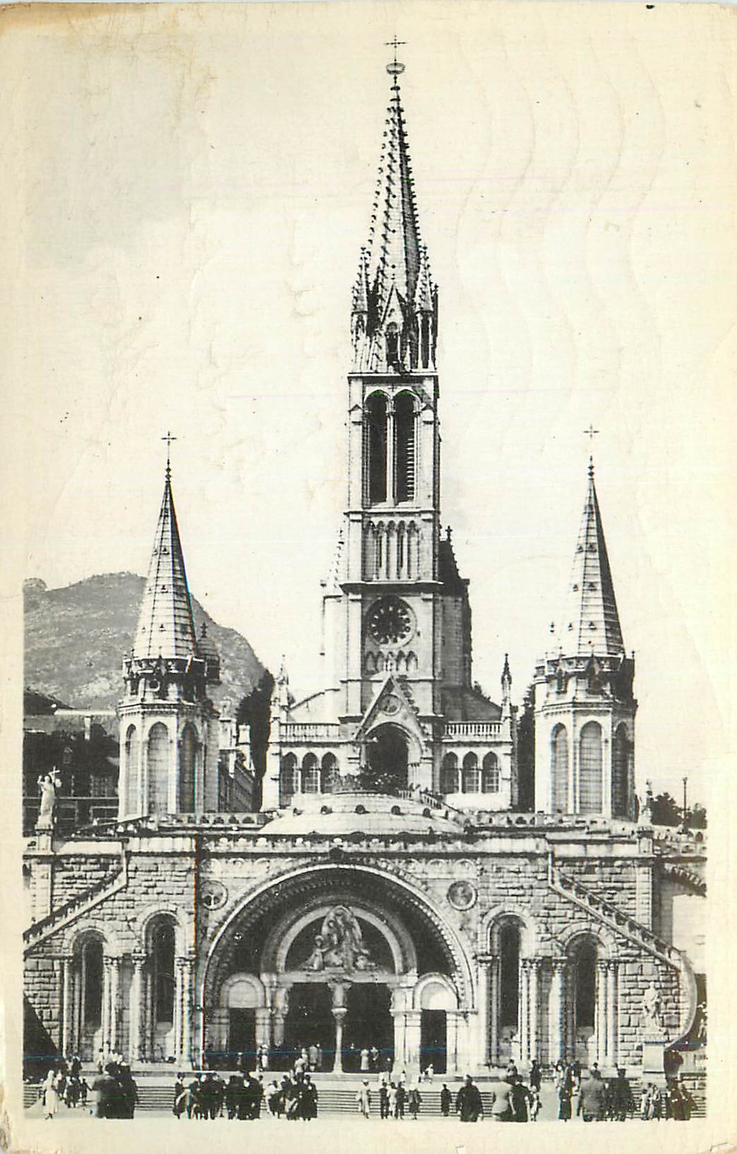 CPM Lourdes La Basilique et Devant la Rosaire