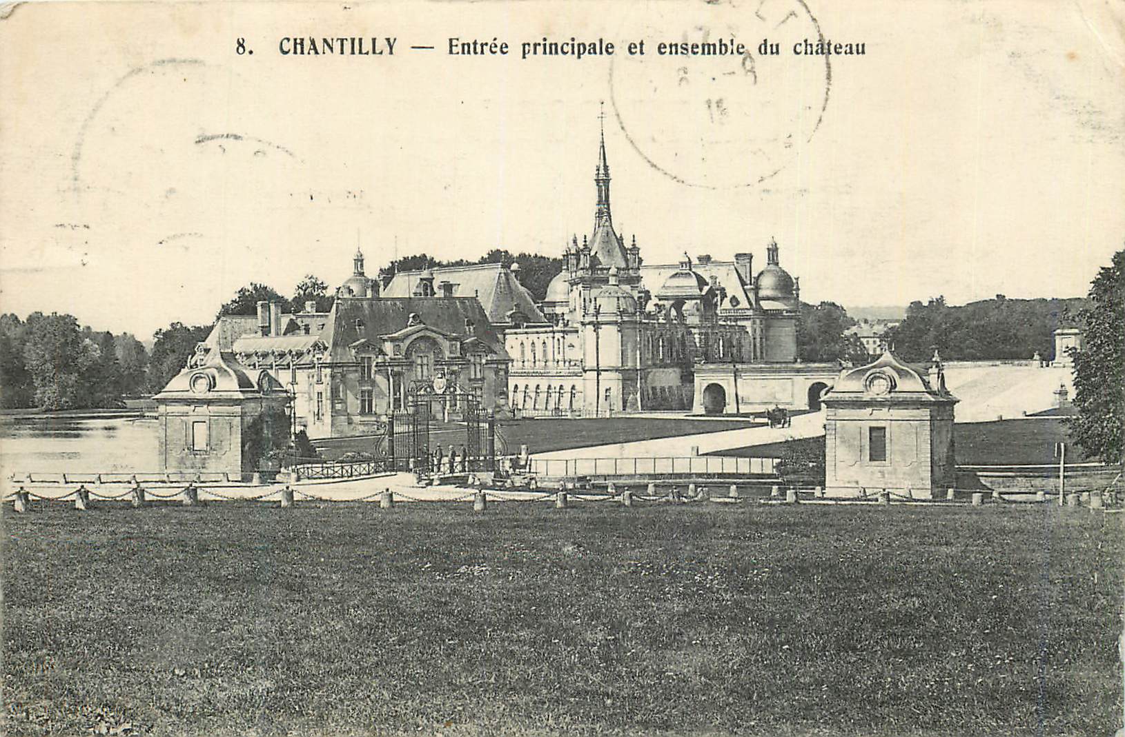 Chantilly — Haupteingang und Ensemble des Schlosses — Verlag nicht sichtbar
