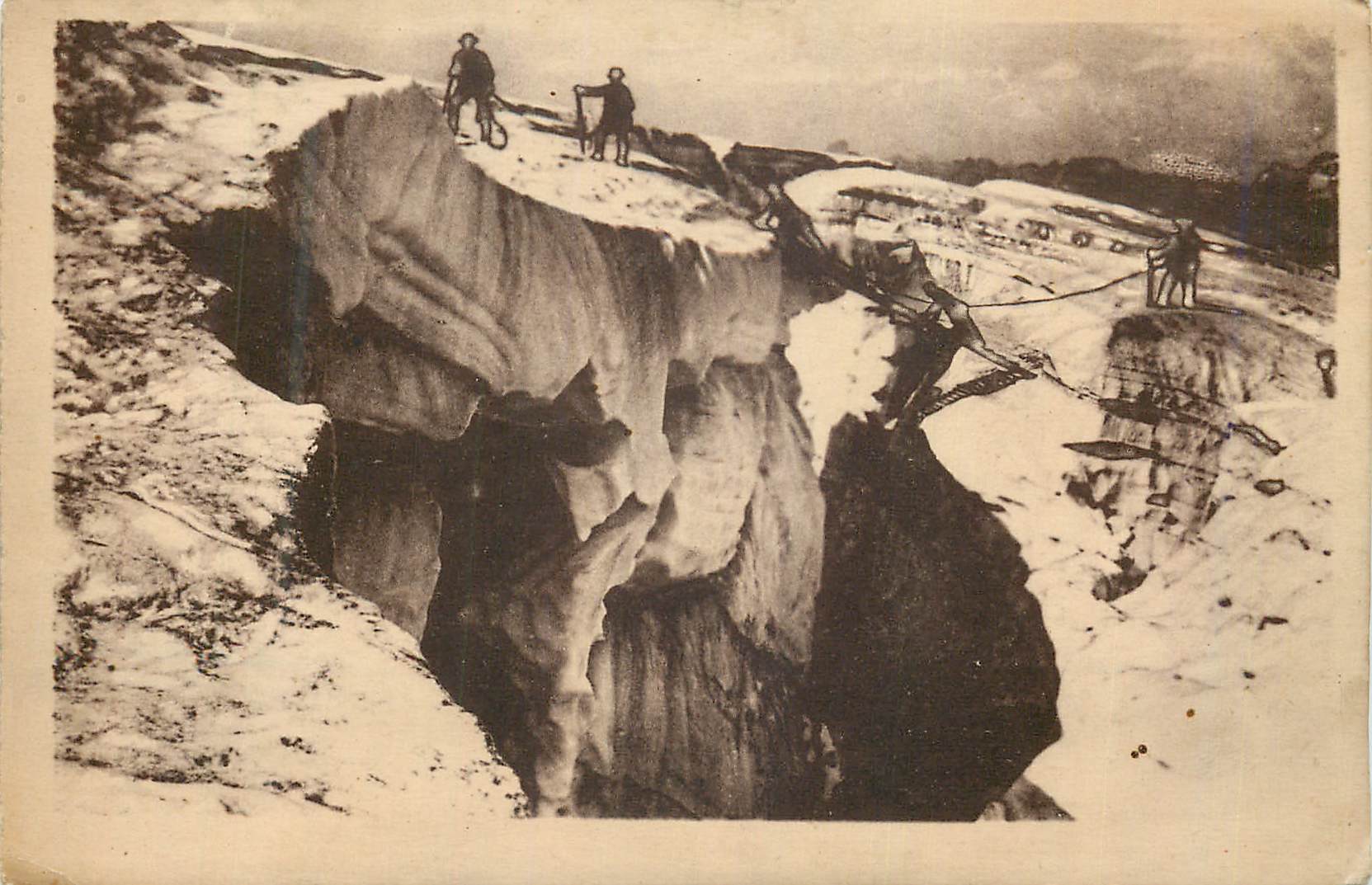 CPA Chamonix Traversee d'une Crevasse au Mont Blanc Alpinisme