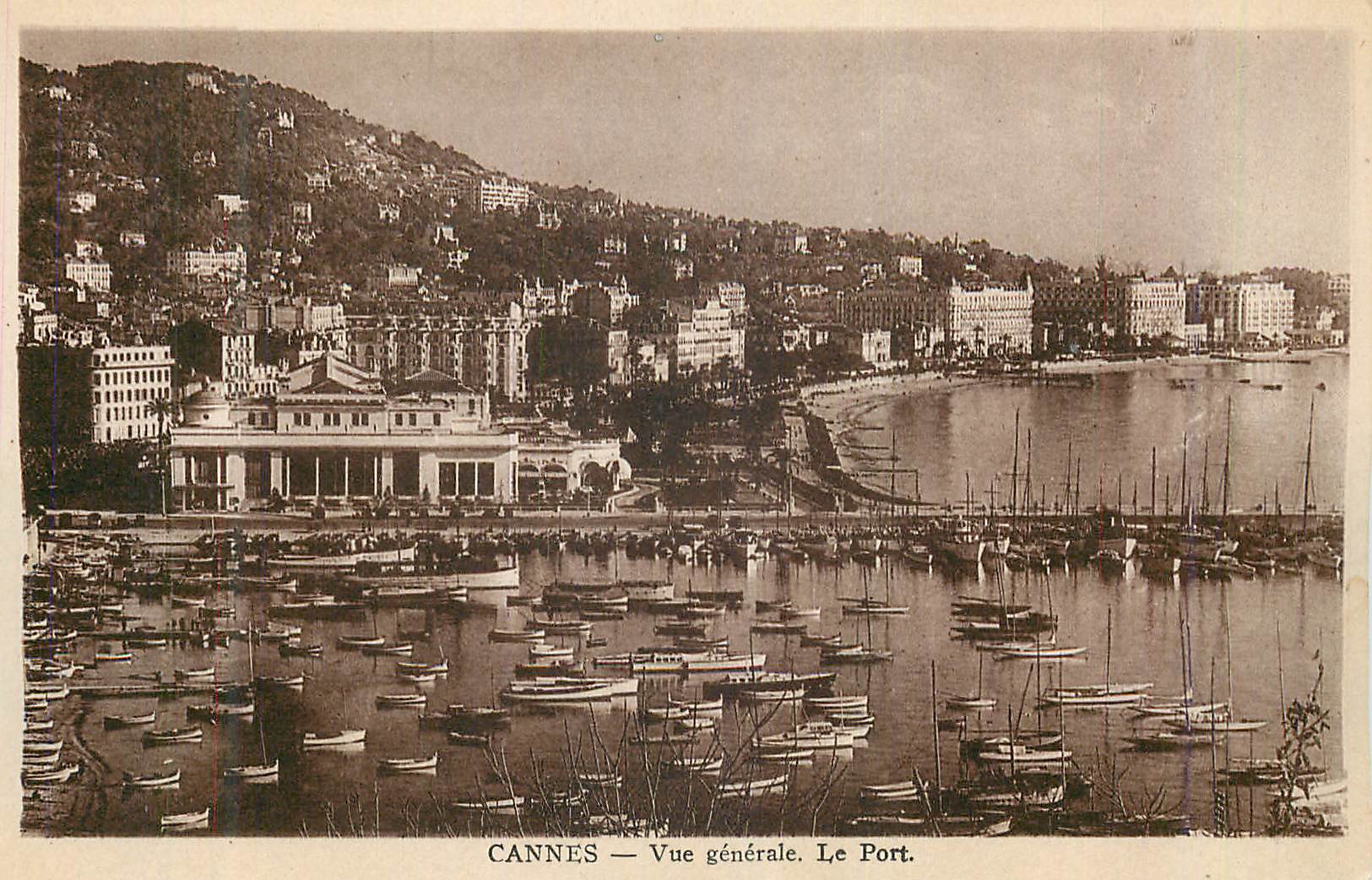 CPA Cannes Vue Generale Le Port Bateaux