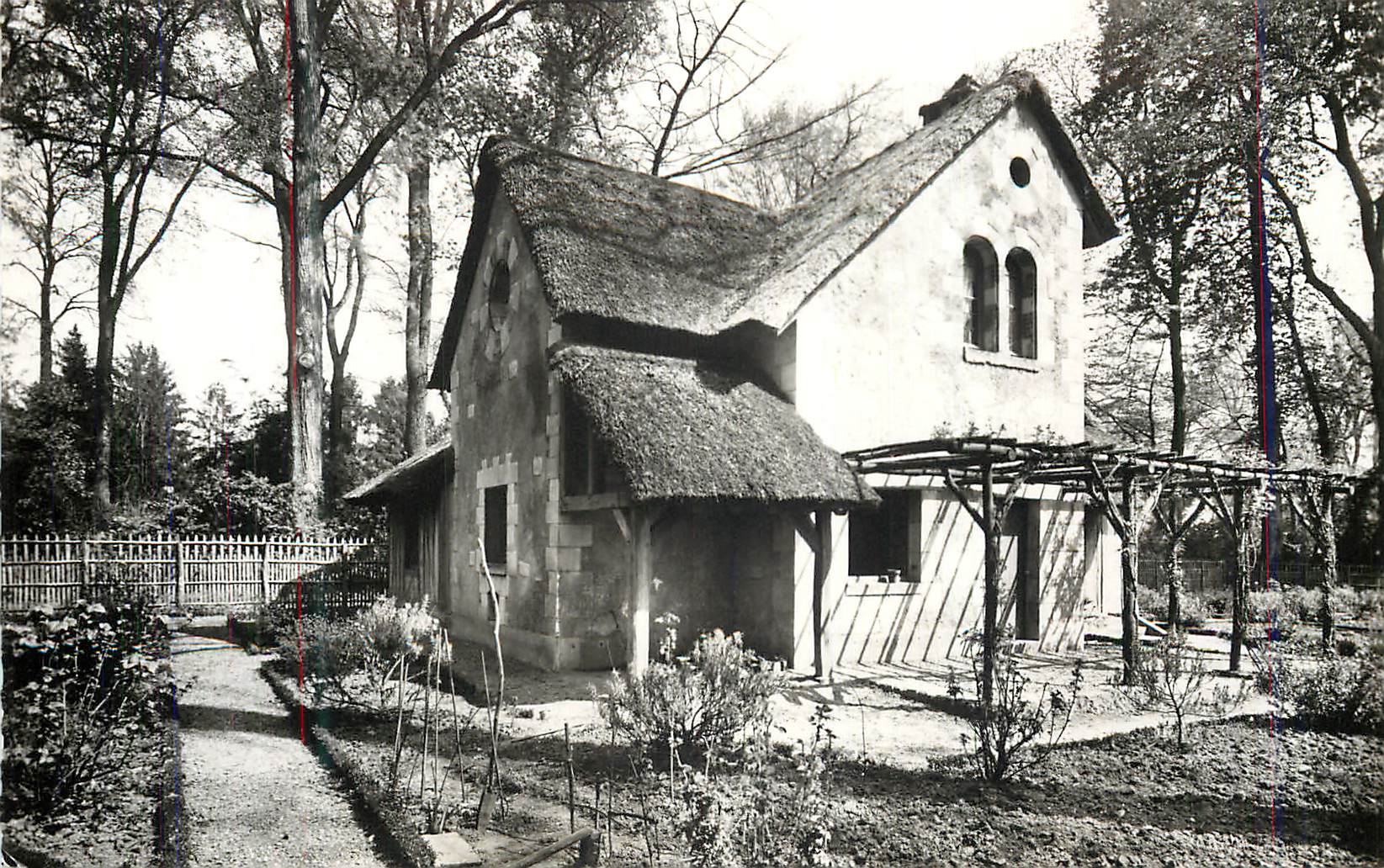 CPM Versailles Trianon La Maison du Garde Au Hameau de la Reine