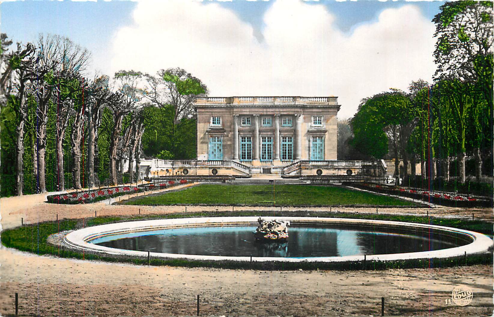 CPM Versailles Palais du Petit Trianon (Cote du Parc)