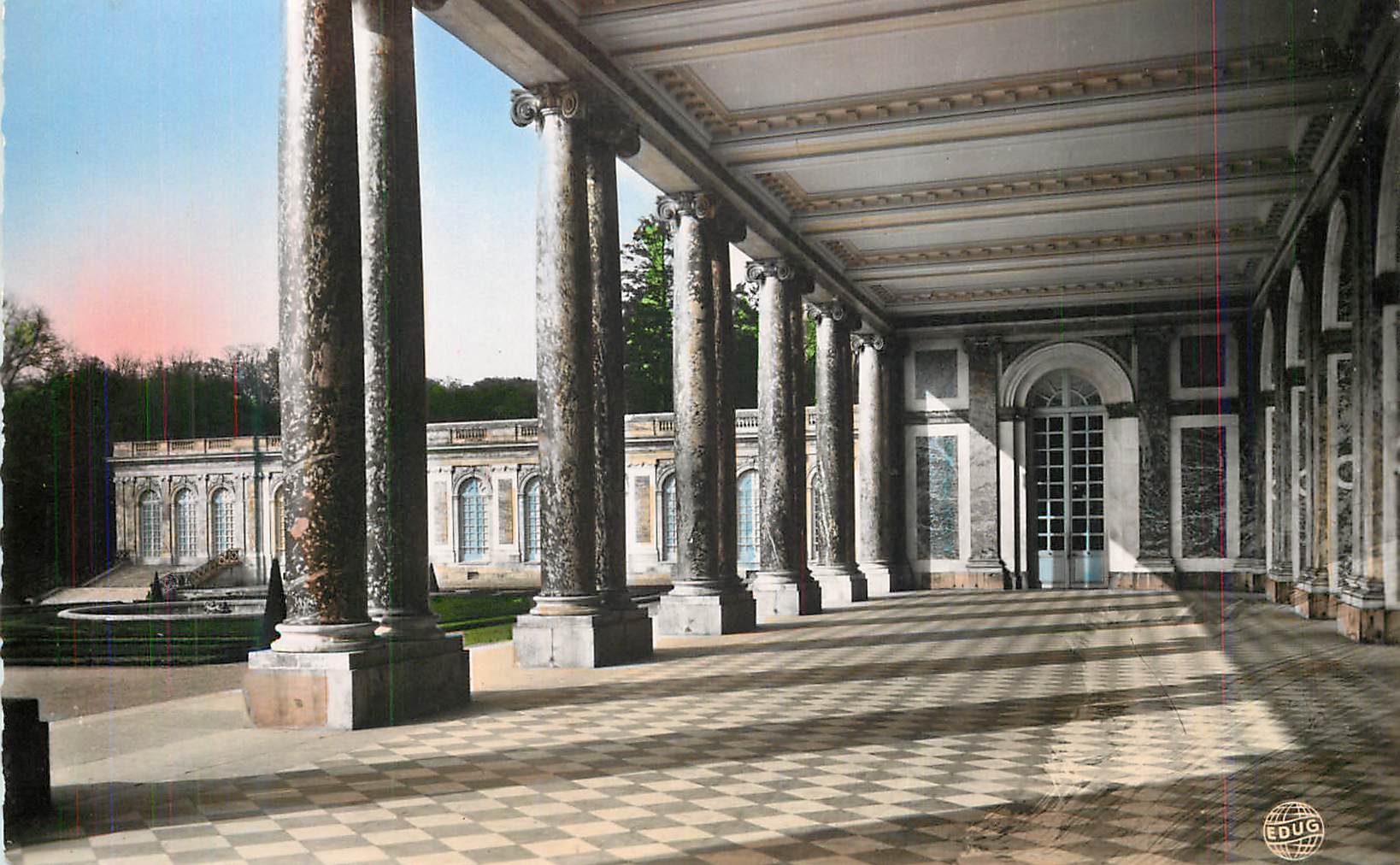 Pavillon de la Fontaine — Vue du porche à colonnes — Édug