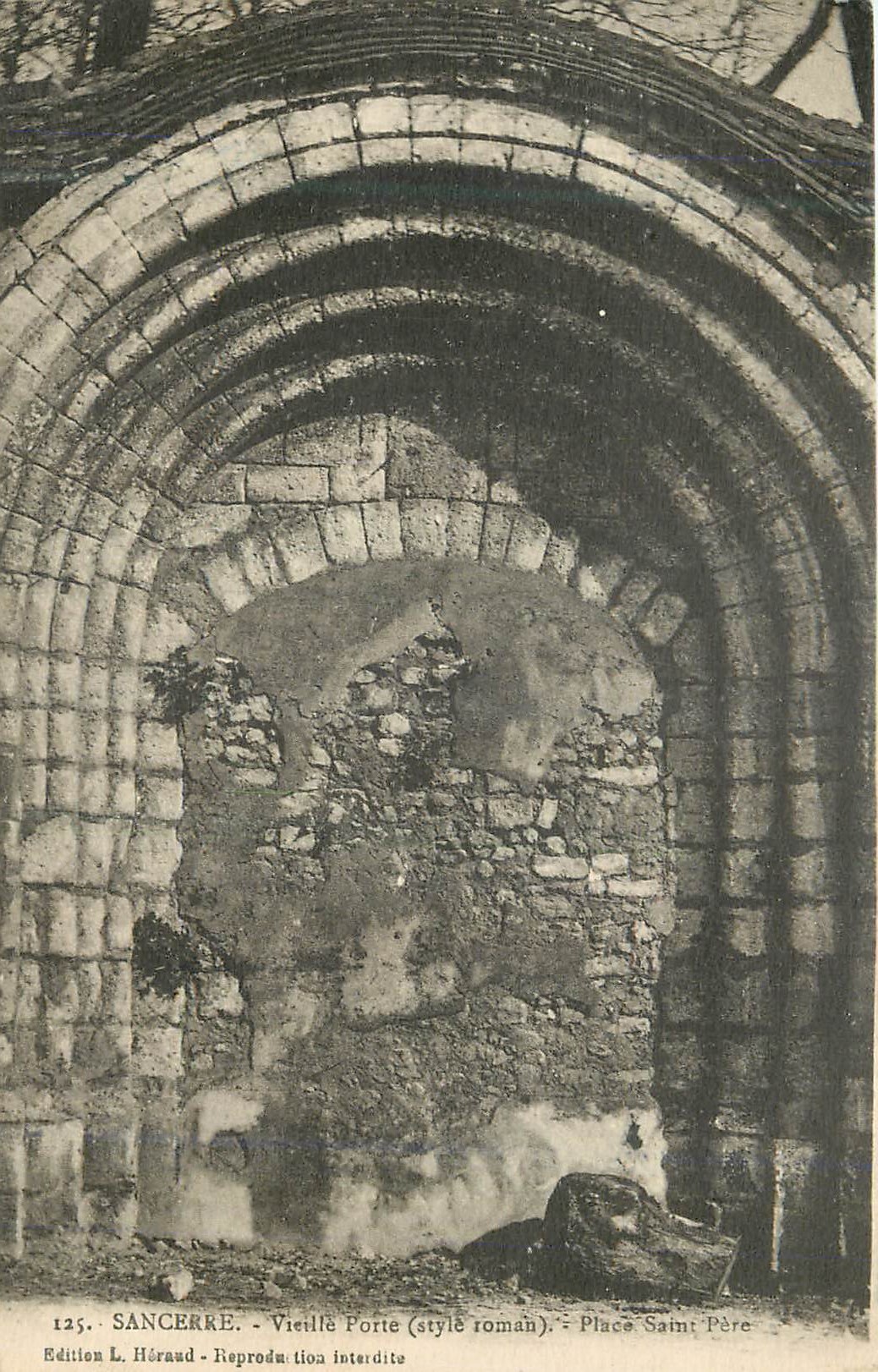CPA Sancerre Vieille Porte (Style Romaine) Place Saint Pere