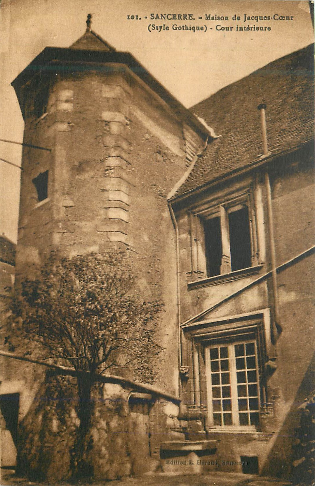 CPA Sancerre Maison de Jacques Coeur (Style Gophique) Cour Interieur